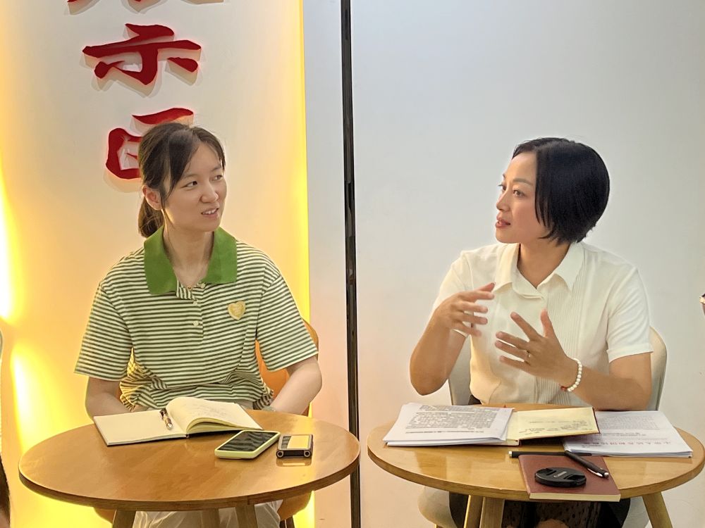 《中國(guó)人大》雜志記者赴安岳采訪全國(guó)人大代表劉艷英。資陽人大供圖