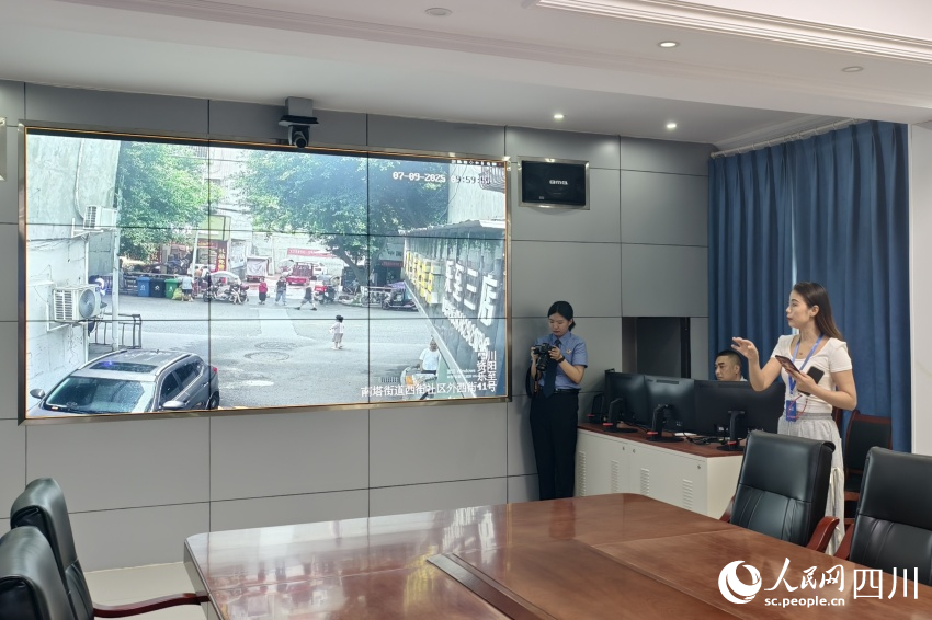 矯正中心工作人員正在演示信息化監(jiān)管平臺(tái)和“雪亮工程”系統(tǒng)。人民網(wǎng) 趙祖樂(lè)攝