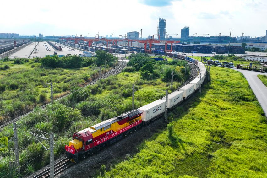 中歐班列（成渝）南通道速達班列在蓉發車。青白江區委宣傳部供圖
