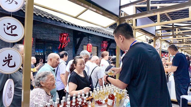 客商了解綿竹美酒。綿竹市融媒體中心供圖
