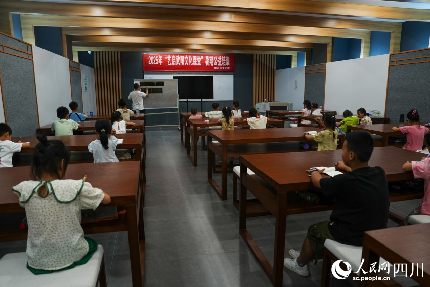 孩子們在眉山市彭山區文化館“藝啟武陽文化課堂”暑期公益培訓班上學習書法。人民網 趙祖樂攝