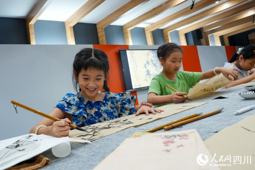 孩子們在眉山市彭山區文化館“藝啟武陽文化課堂”暑期公益培訓班上學習中國畫。人民網 趙祖樂攝
