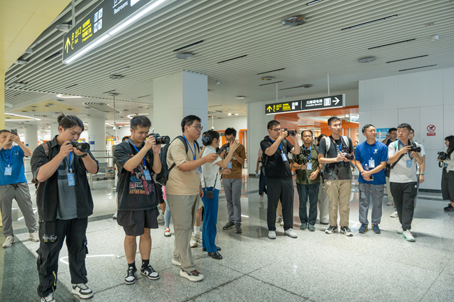 “觀察團”成員走進地鐵停運后的韋家碾站。成都軌道集團供圖
