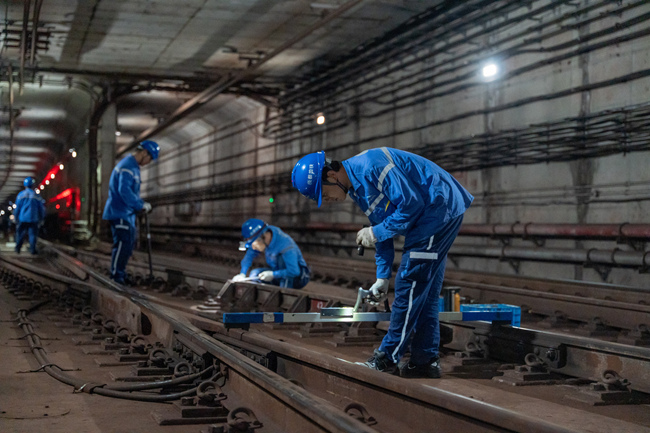 工務檢修工正測量軌距。成都軌道集團供圖