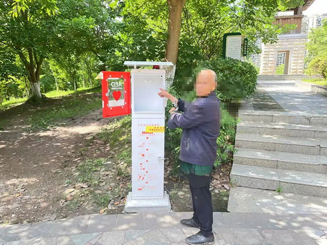 被撬開的AED設(shè)備樁。 資陽公安供圖