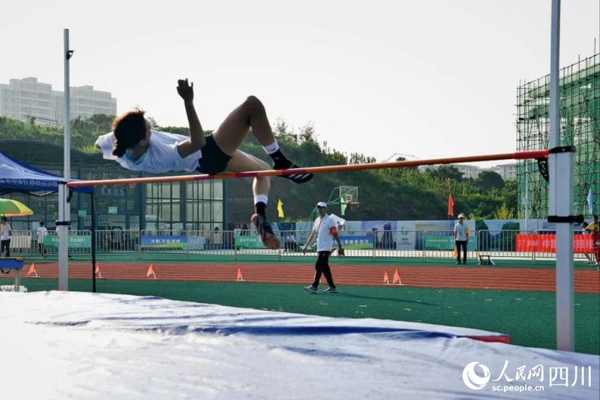 女子跳高比賽現(xiàn)場(chǎng)。曾濤攝