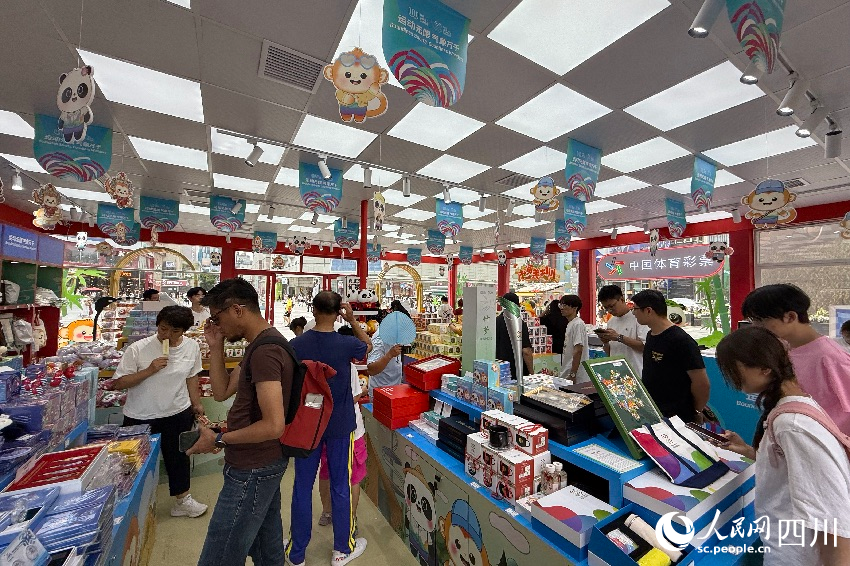 7月15日，位于成都市紅星路廣場的成都世運會官方特許商品零售店吸引市民和游客選購。人民網(wǎng)記者 朱虹攝