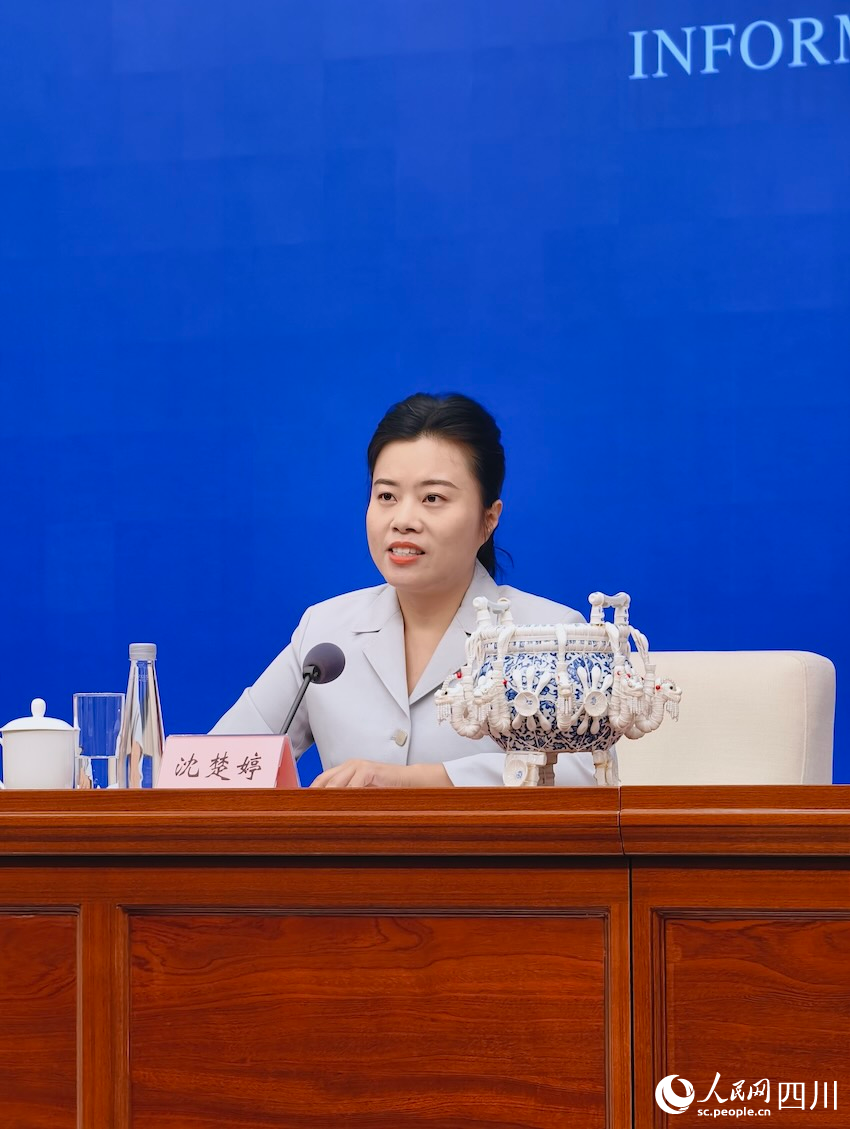 新聞發布會上，沈楚婷介紹九龍瓷器鼎燈文創產品。人民網記者 郭瑩攝