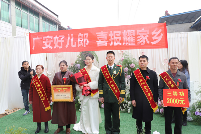 送喜報(bào)小隊(duì)為現(xiàn)役軍人夏仕寧家送去立功喜報(bào)。華鎣市退役軍人事務(wù)局供圖