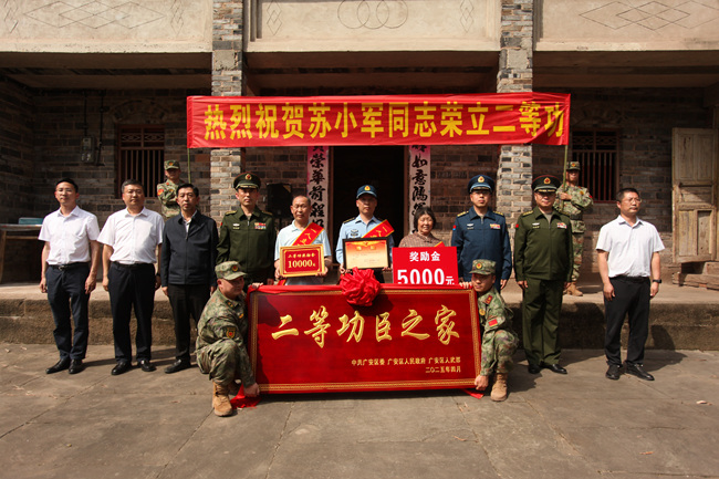 為現(xiàn)役軍人蘇小軍送喜報。廣安市退役軍人事務局供圖