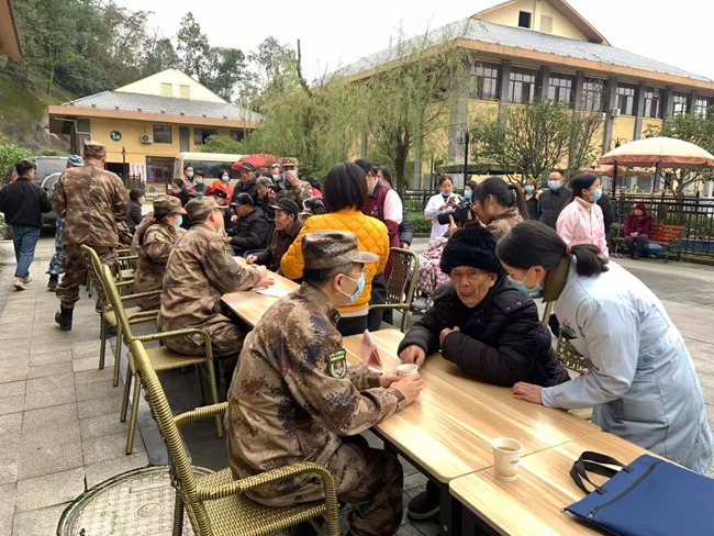 “聯(lián)勤軍醫(yī)老區(qū)行”義診慰問活動。廣安市退役軍人事務局供圖