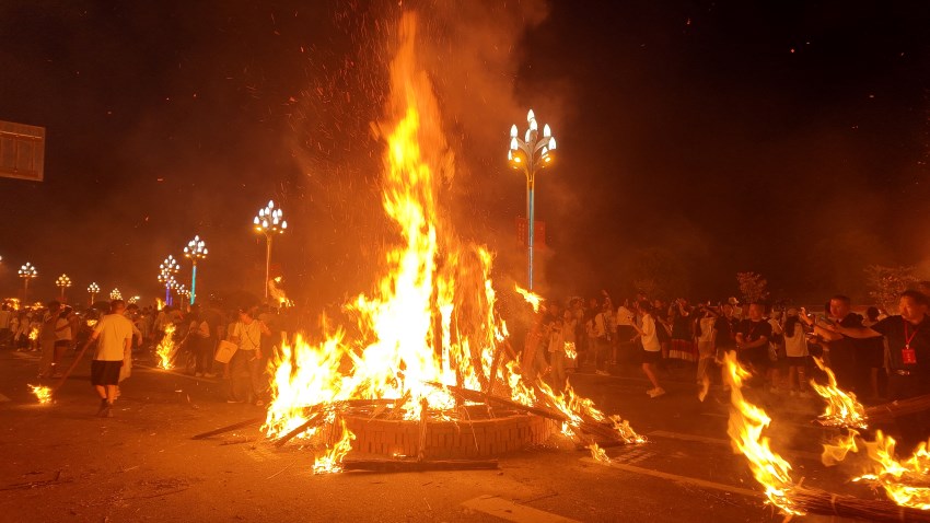 火把狂歡夜現場。何婧雯攝