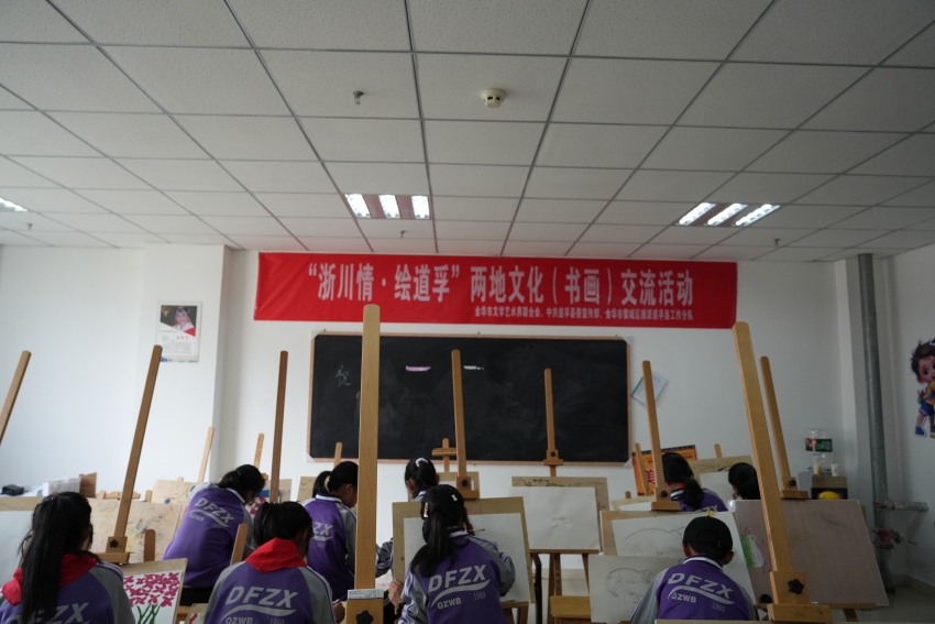 學(xué)生們正在進行創(chuàng)作。道孚縣委宣傳部供圖