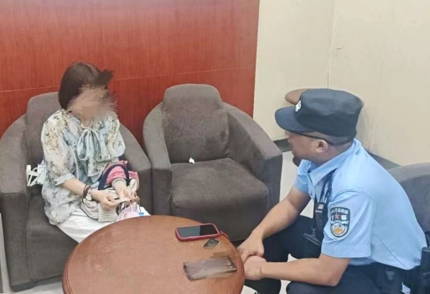 民警徐名川正在耐心細致的勸導廖女士。成都天府公安供圖