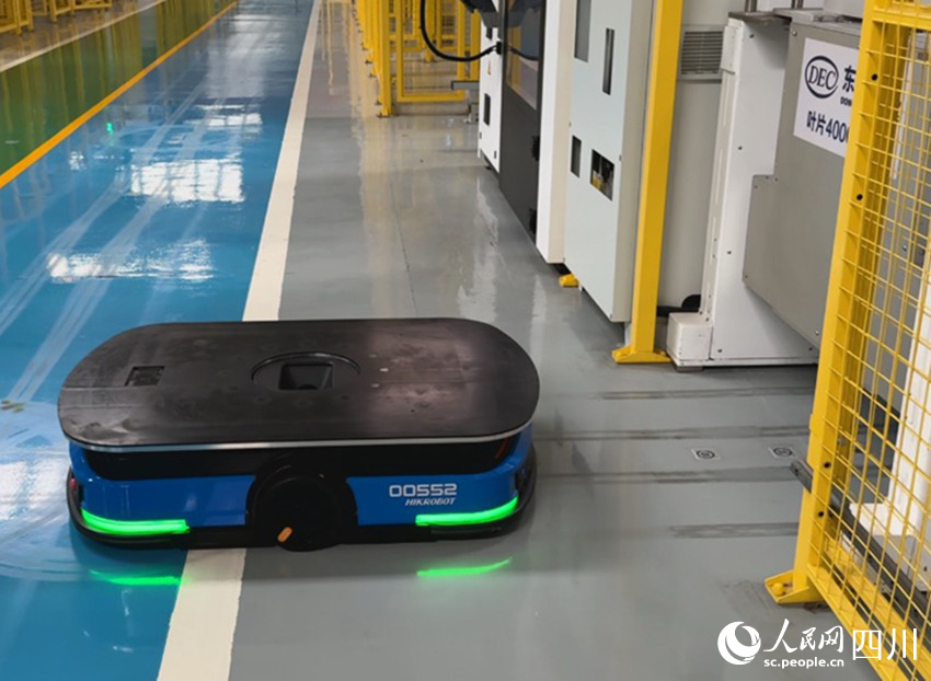 將材料送至加工點后，AGV智能無人運輸小車又開始執行下一單任務。張越攝