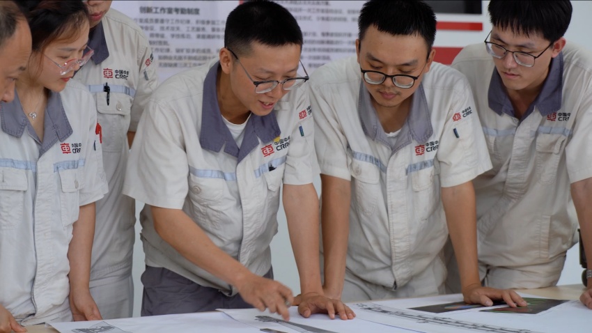 甘俊林帶領技能大師工作室成員進行團體項目攻關。受訪者供圖