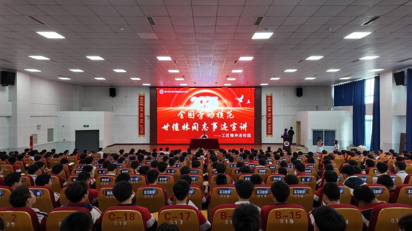甘俊林在四川省東坡中等職業技術學校開展事跡宣講。受訪者供圖