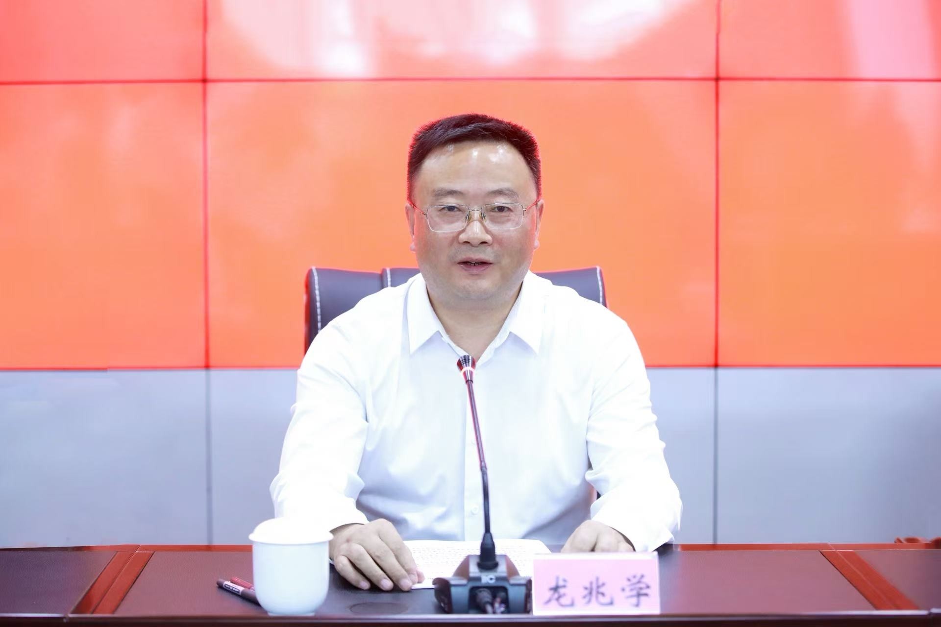 龍兆學介紹推進廣元現代化建設情況。劉仁供圖