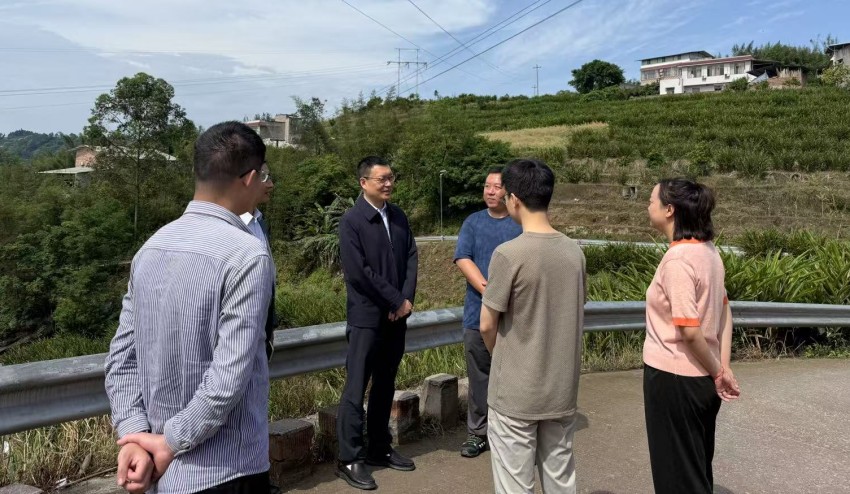 四川長江擔(dān)保集團工作人員前往鄉(xiāng)村實地考察調(diào)研。受訪者供圖