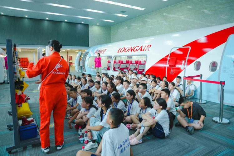 參觀長龍航空。雍金卓瑪供圖