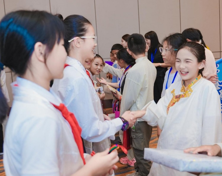 互贈禮品。雍金卓瑪供圖