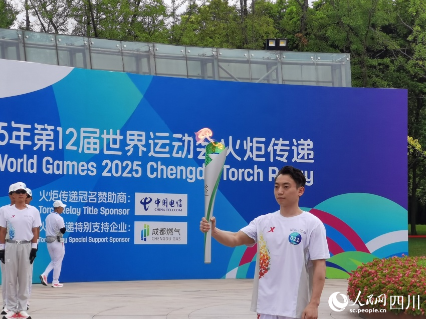 金沙遺址博物館站第一棒火炬手鄒敬園。人民網 羅昱攝