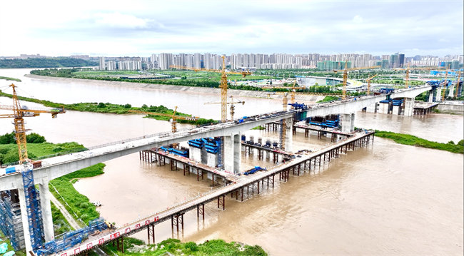 實現主跨合龍后的岷江特大橋。成都軌道集團供圖