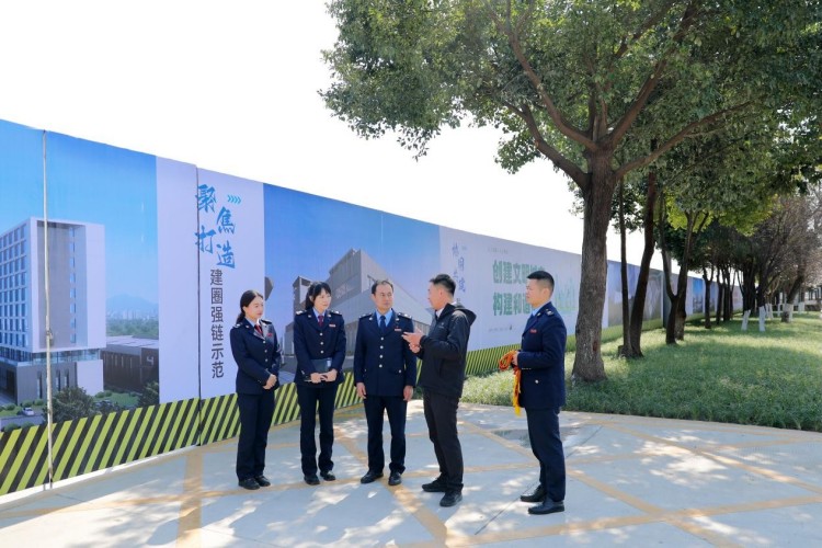 成都崇州稅務稅宣團隊深入企業調研并講解有關稅費優惠政策。成都市稅務局供圖