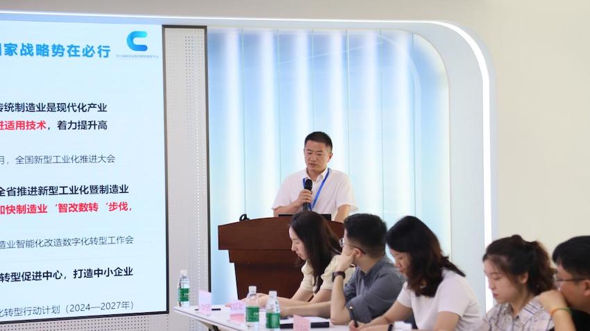 交流座談環節，賦能平臺負責人解答媒體提問。成都市國資委供圖