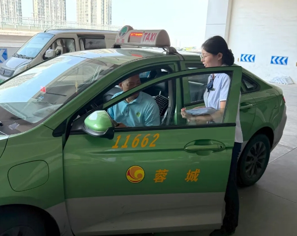 成都銀行工作人員上門為出租車司機發放服務網點信息表