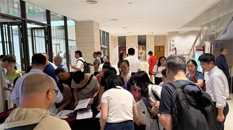 北京市民排隊領取丁寶楨的演出資料。成都市文廣旅局供圖