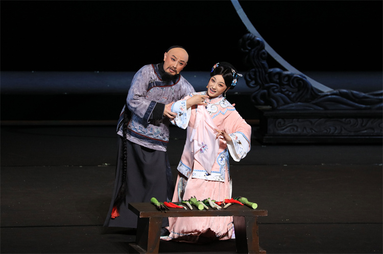 丁寶楨與夫人鐘春蘭演繹勤儉持家。成都市文廣旅局供圖