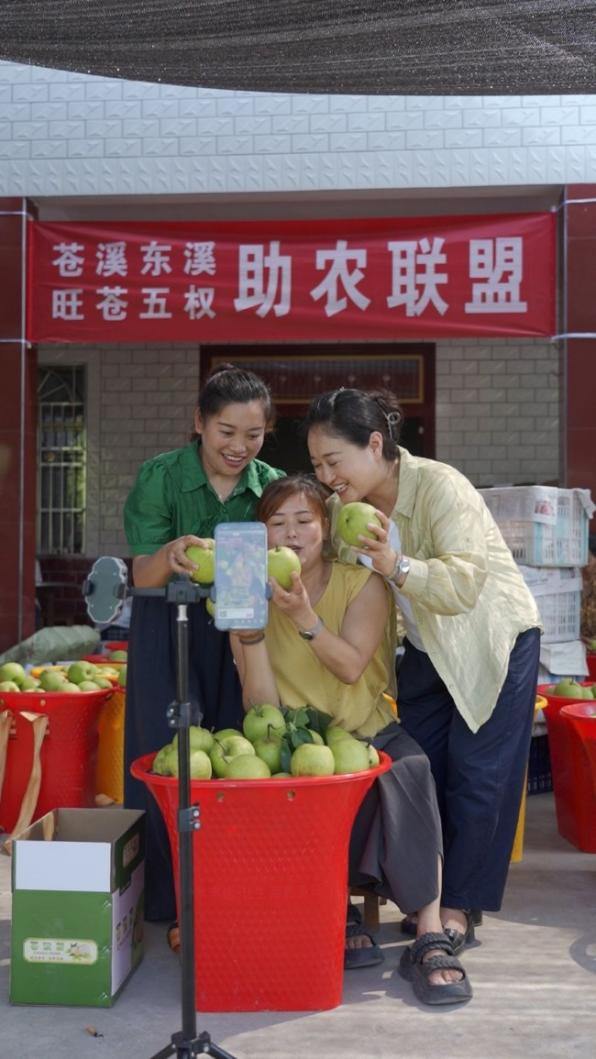 樊澗華和村民一起直播帶貨。蒼溪縣委宣傳部供圖