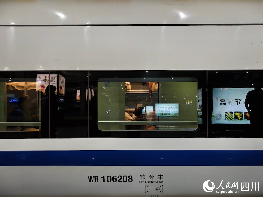 7月31日晚開行的D966次列車夜間動臥列車即將發(fā)車。人民網(wǎng)記者 郭瑩攝