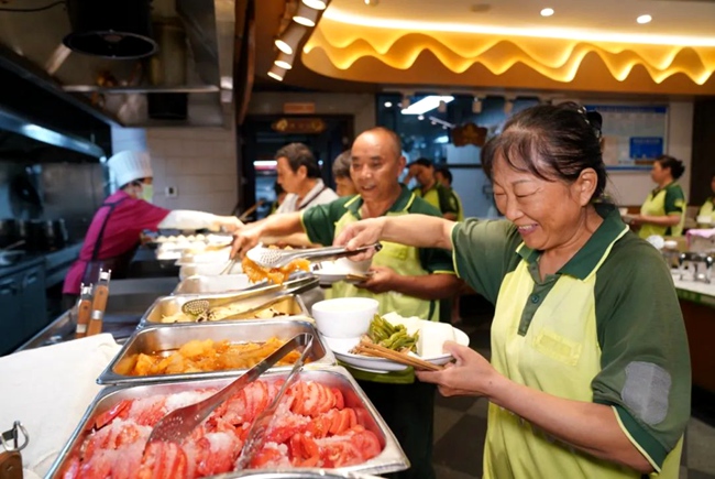 在泰合素食餐廳，環衛工人排隊取餐。劉婷供圖