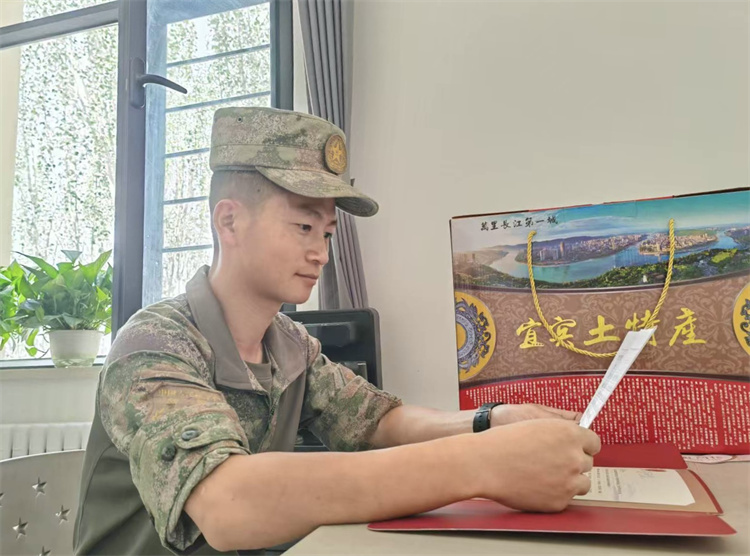 鄒強戰士收到書信。翠屏區融媒體中心供圖