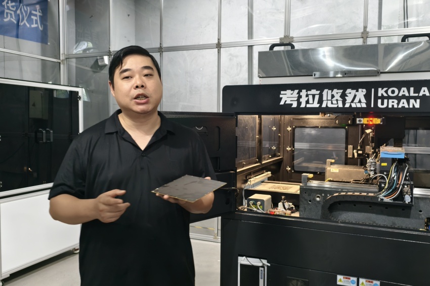 車間內(nèi)，考拉悠然智能檢測事業(yè)部首席科學(xué)家賈可正在為大家做講解。人民網(wǎng) 趙祖樂攝