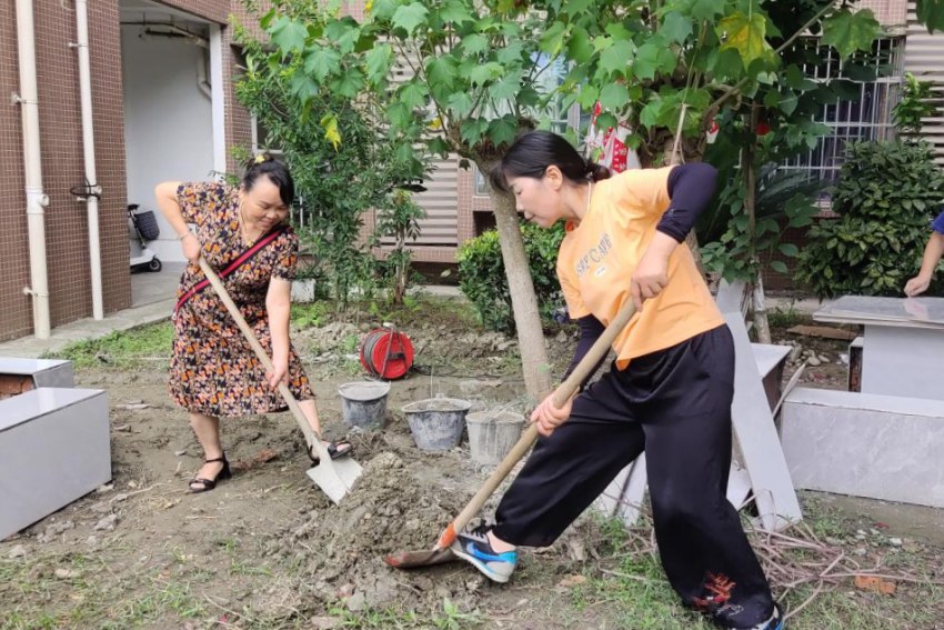 新東社區(qū)鴻運小區(qū)居民自發(fā)組織參與小區(qū)環(huán)境整治。新都區(qū)委社會工作部供圖