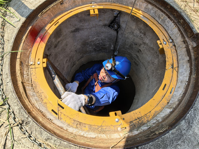 8月3日，國網成都供電公司電纜運檢人員劉暢在成都高新區益州大道準備下井，進入隧道開展世運保供線路特巡。關惠方攝