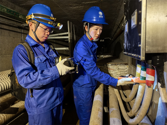 8月3日，國網成都供電公司電纜運檢中心劉暢、李雁翎對世運保供線路220千伏應悅二線開展大負荷時段測溫測環流工作。關惠方攝