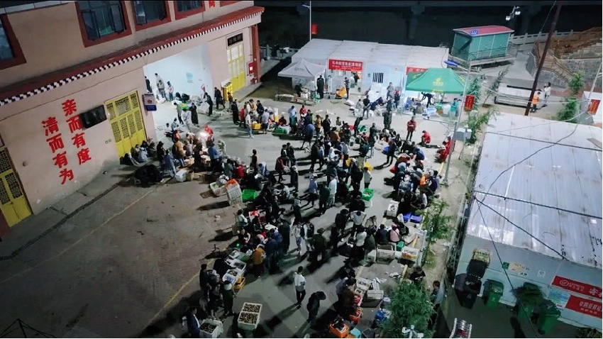 雅江松茸交易市場人聲鼎沸。雅江外宣供圖