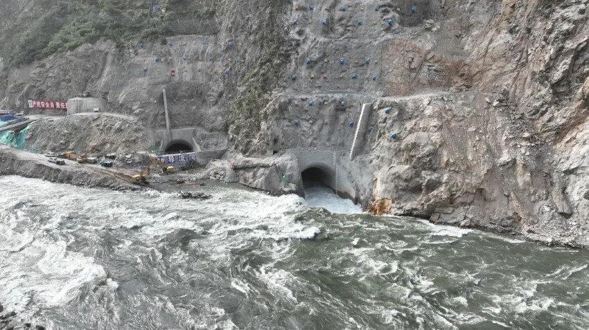 孟底溝水電站2號導流洞過流現場。中國水電四局供圖