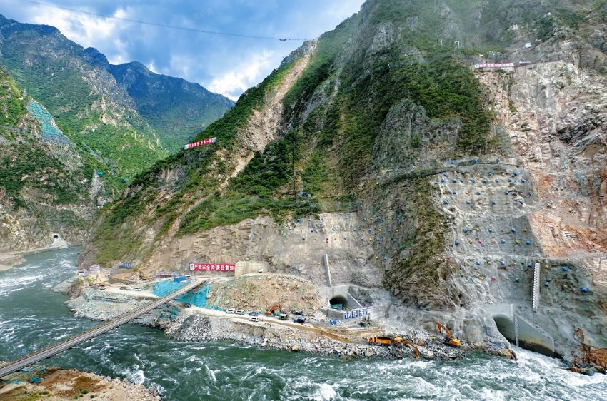 孟底溝水電站2條導流洞全貌。中國水電四局供圖