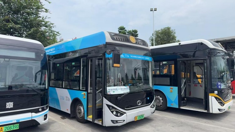 由東方氫能提供的世運會專線氫能公交車整裝待發。成都市稅務局供圖