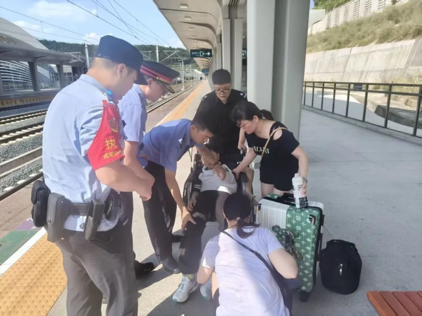 車站工作人員正協(xié)助搶救。廣元車務(wù)段供圖