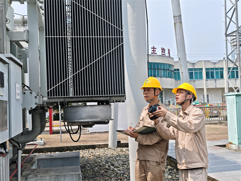 8月6日，世運首場比賽當日，國網成都市新都供電公司值守人員對新都香城體育中心主供電源點220千伏馬家變電站進行特巡測溫。張峻榤攝