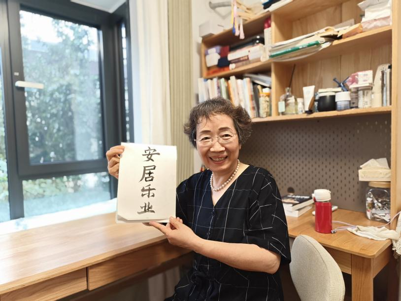 喬遷新居后，靳阿姨喜歡上了書法。人民網(wǎng)記者 夏曉倫攝
