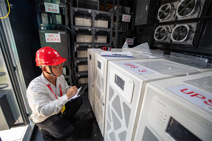 國家電網(wǎng)四川電力成都高新連心橋黨員服務隊隊員楊冰灝對場館UPS進行巡視檢查，確保開幕式供電萬無一失。