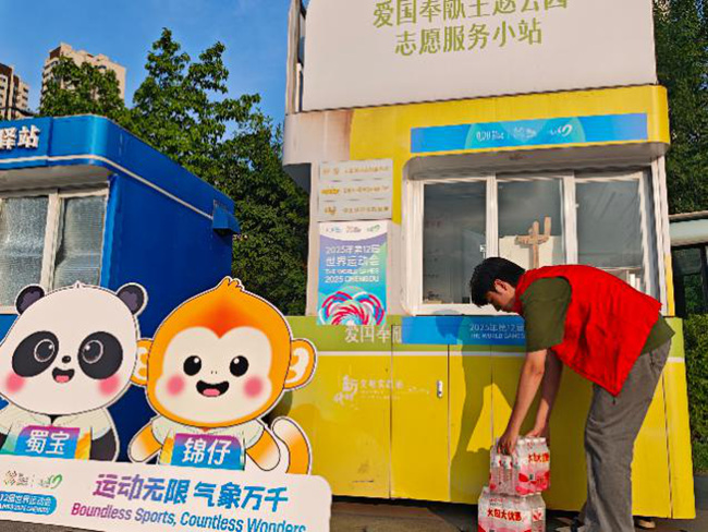 志愿者搬運物資。曹埔銓攝