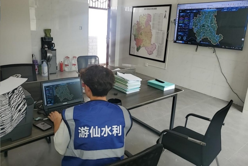 在綿陽市游仙區小型水庫標準化管理服務站內，平臺專員李嘉昊正在對收集到水庫相關信息進行分析和研判。受訪者供圖